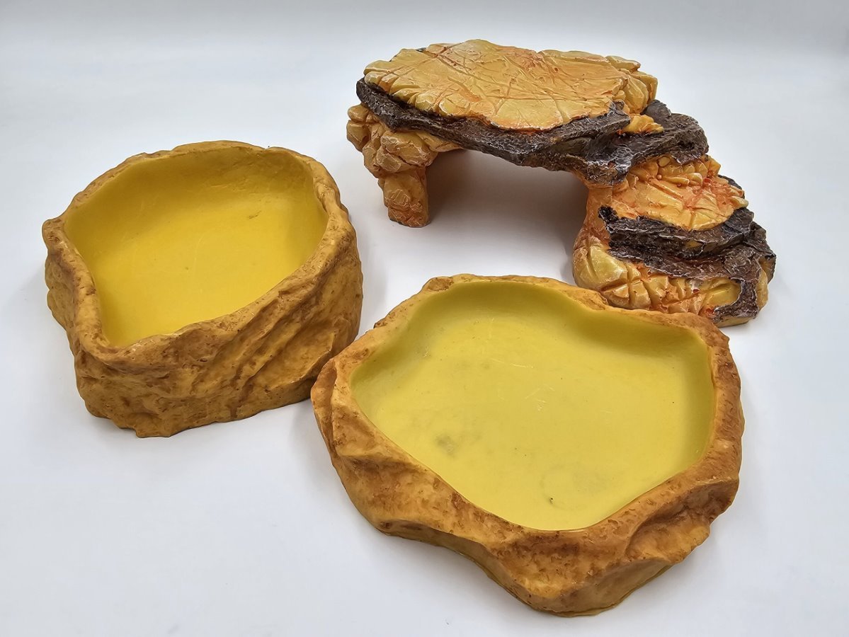 RHMCY3PKMAIN-scaled-1.jpg Medium Critter Ledge Hide, Water Bowl and Feed Dish Pack